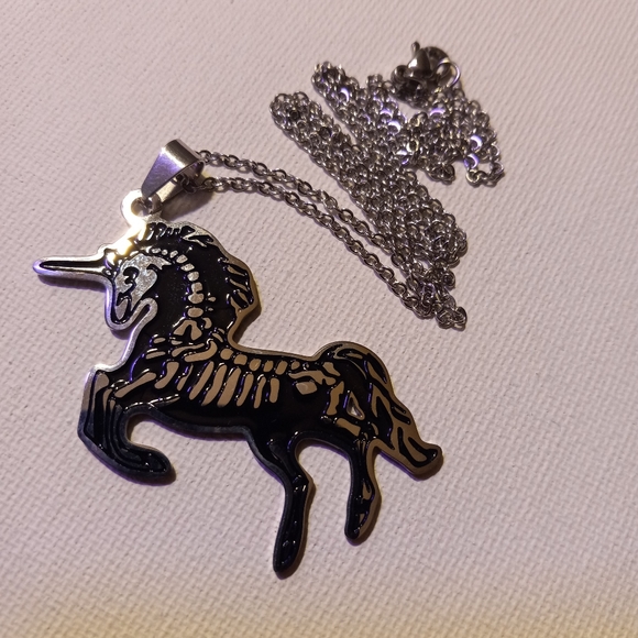 Unicorn skeleton necklace - Picture 9 of 10